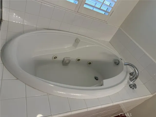 Jetted tub.