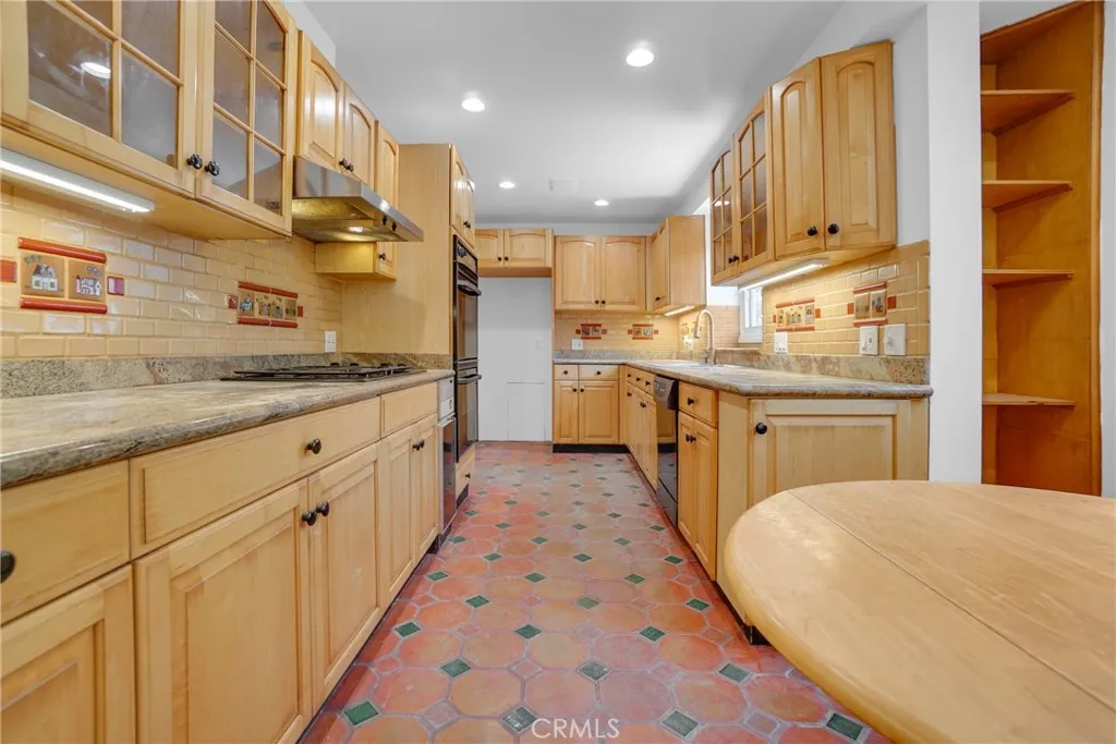 Custom Kitchen with Granite and Oak cabinets