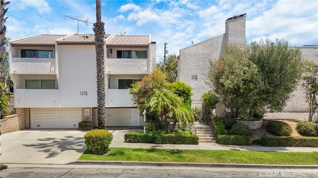 Walking walking distance to Whole Foods, Trader Joes, restaurants and Bristol farms