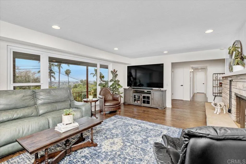 Livingroom w/Large Window View