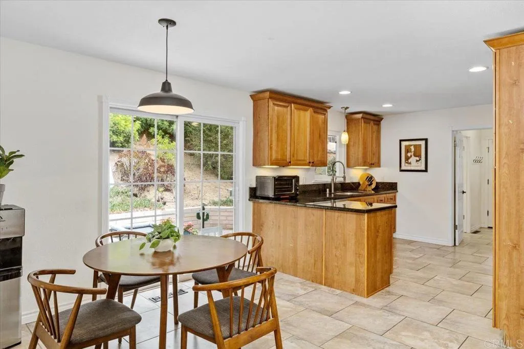 Kitchen & Casual Dining area