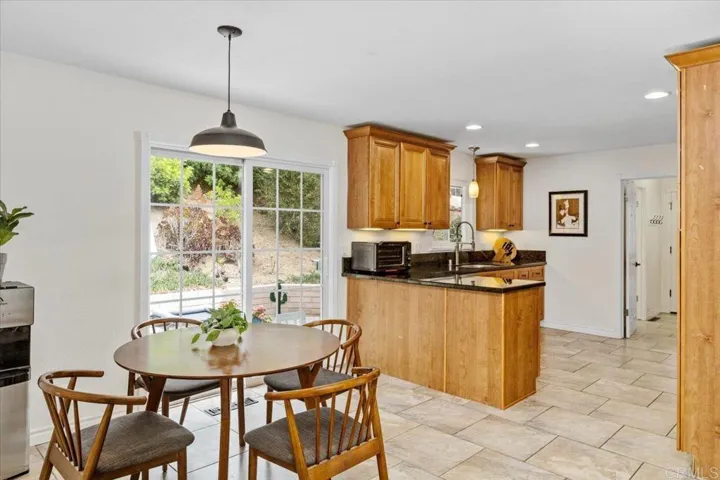 Kitchen & Casual Dining area