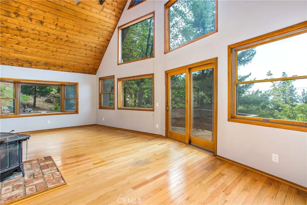 plethora of windows offer tons of natural light & a bay window with window seat!