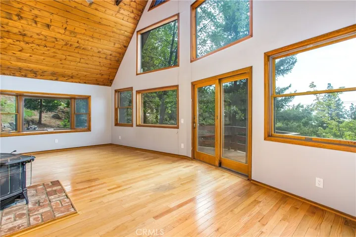 plethora of windows offer tons of natural light & a bay window with window seat!