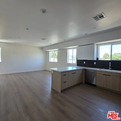 10827 Peach Grove Street, North Hollywood, California 91601