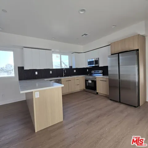 10827 Peach Grove Street, North Hollywood, California 91601