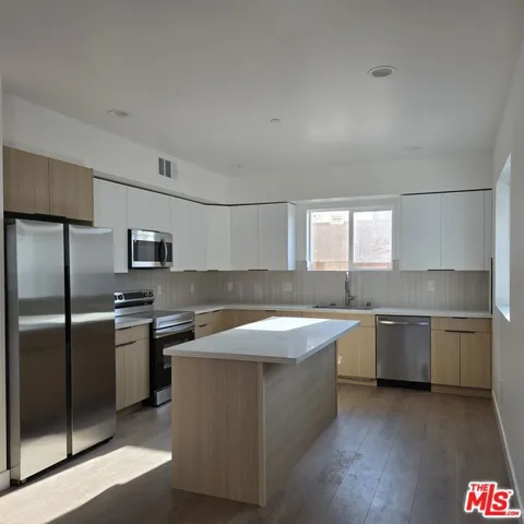 10829 Peach Grove Street 3, North Hollywood, California 91601