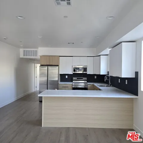 10829 Peach Grove Street 2, North Hollywood, California 91601