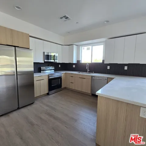 10829 Peach Grove Street 2, North Hollywood, California 91601