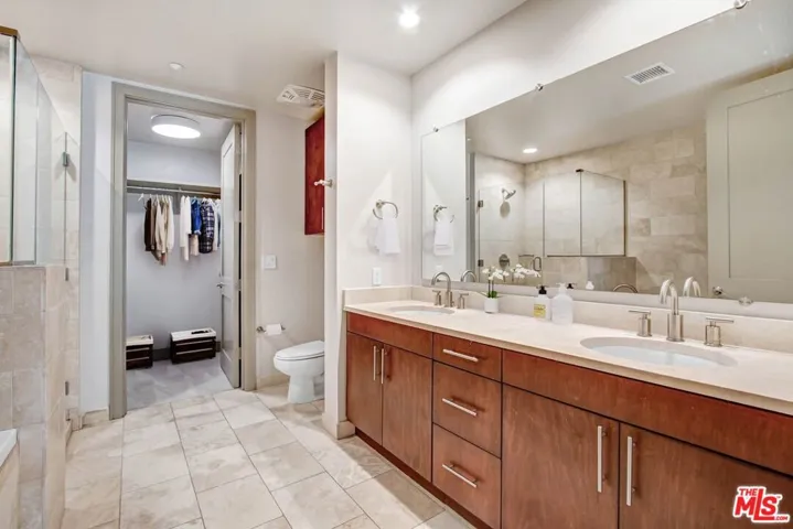 Spacious bath/ Walk in Closet