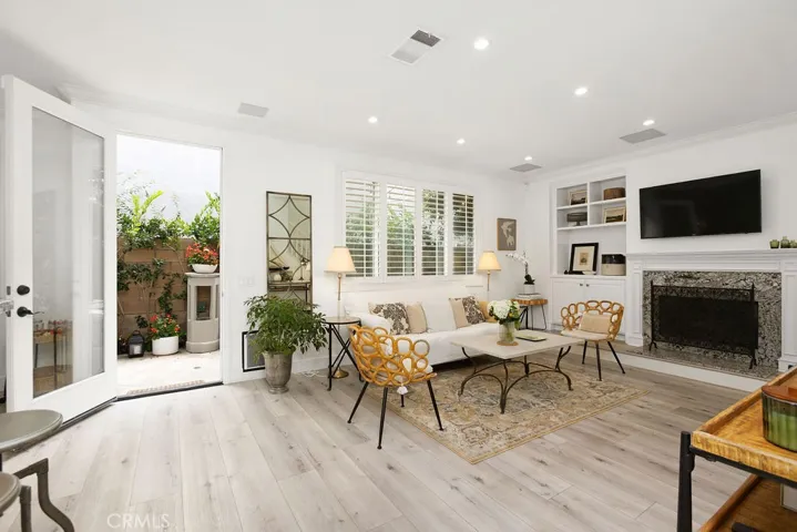 302 Canoe Pond, Costa Mesa, California 92627