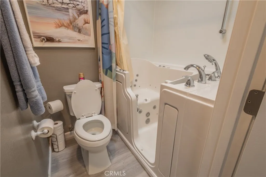 2nd bathroom walk-in tub/spa