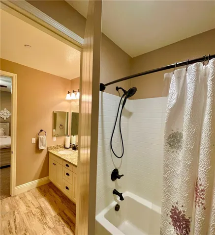 Jack & Jill Tub/Shower