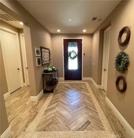 Foyer Out