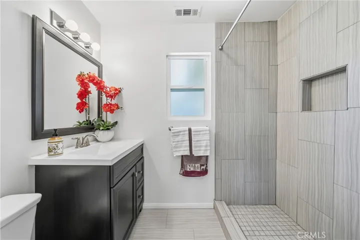 Full Bathroom in the main level primary room