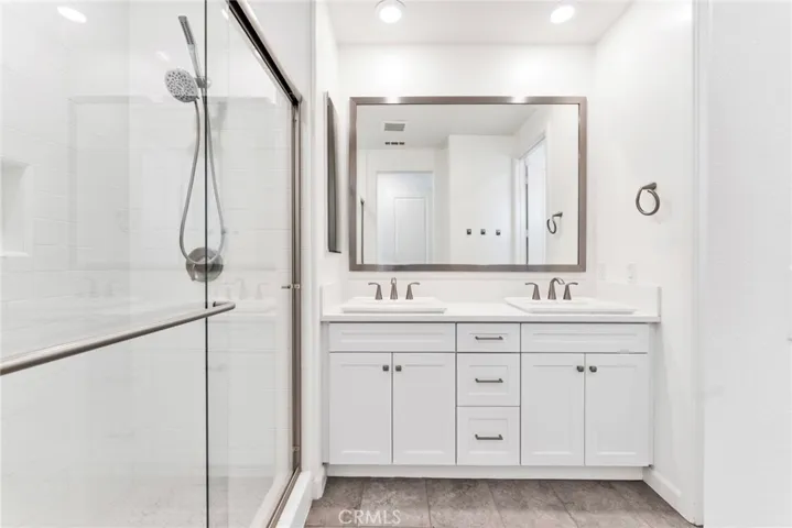 Original photo of the mater bathroom