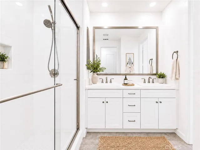 E-staging the mater bathroom