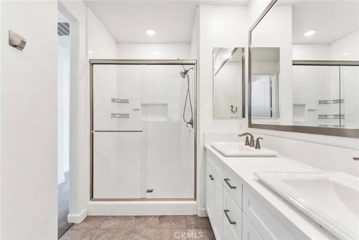 Original photo of the mater bathroom