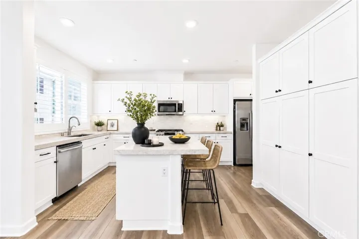 E-staging the kitchen area