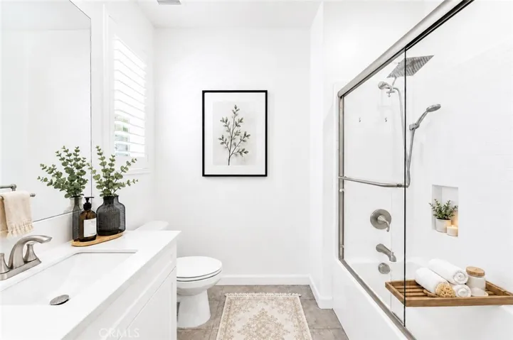 E-staging the 1st floor bathroom