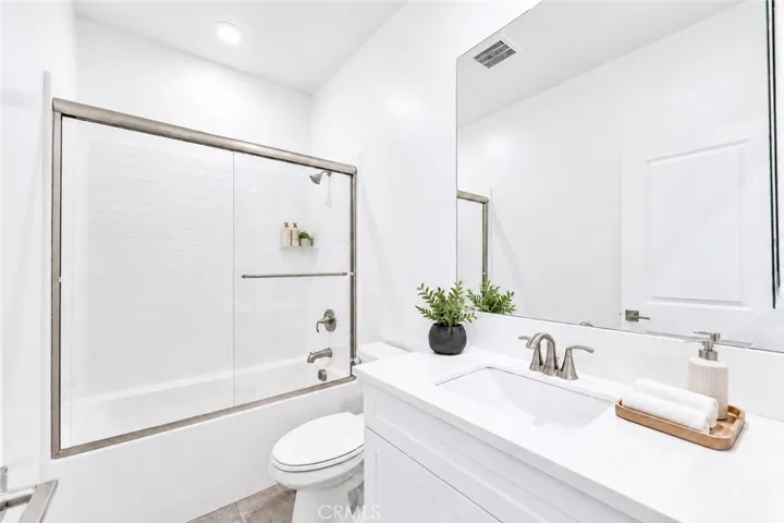 E-staging the 3rd level bathroom