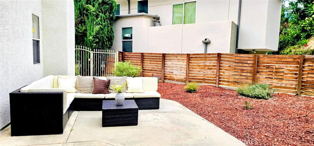 Cozy backyard, great for entertaining
