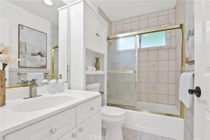 Upstairs hallway bathroom