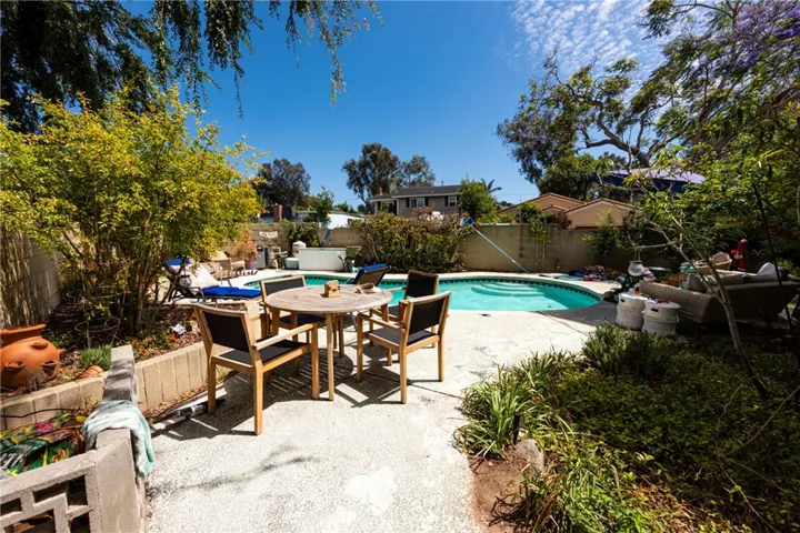 POOL SEATING AREA
