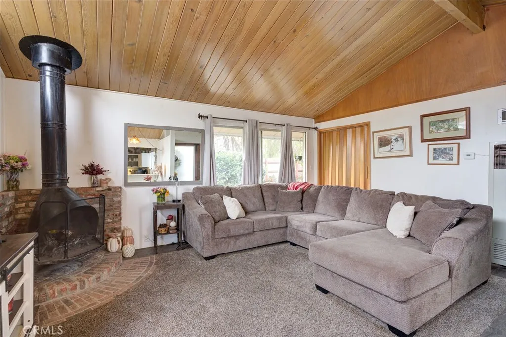 1546- Living room and fireplace