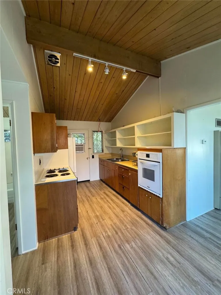 1544-Eat in Kitchen area