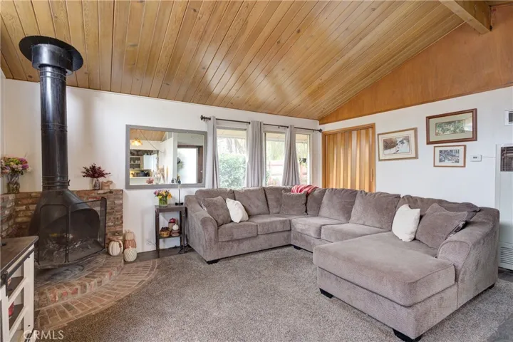 1546- Living room and fireplace