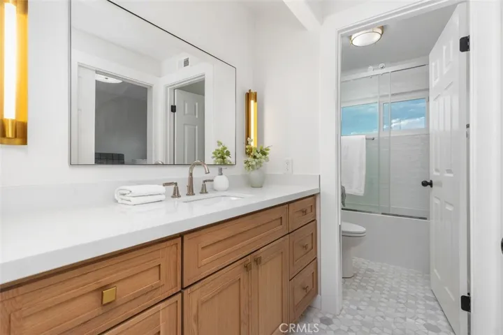 Downstairs en suite.