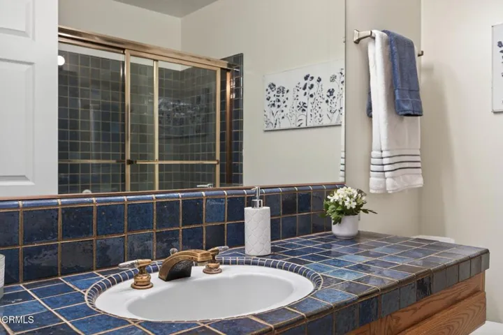 35-web-or-mls-Upmarketmedia_213Elf-106
