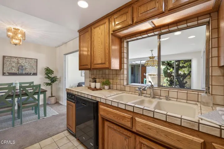 15-web-or-mls-Upmarketmedia_213Elf-052