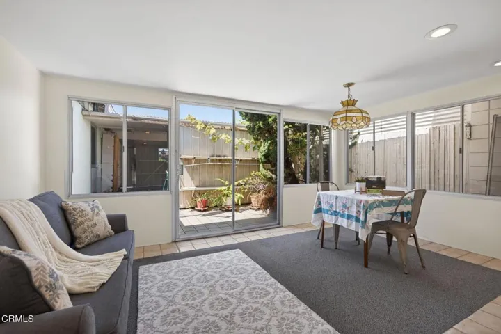 21-web-or-mls-Upmarketmedia_213Elf-061