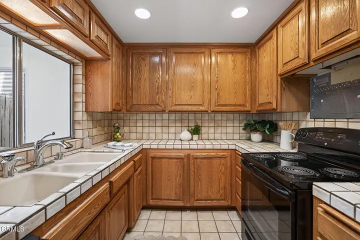 13-web-or-mls-Upmarketmedia_213Elf-046