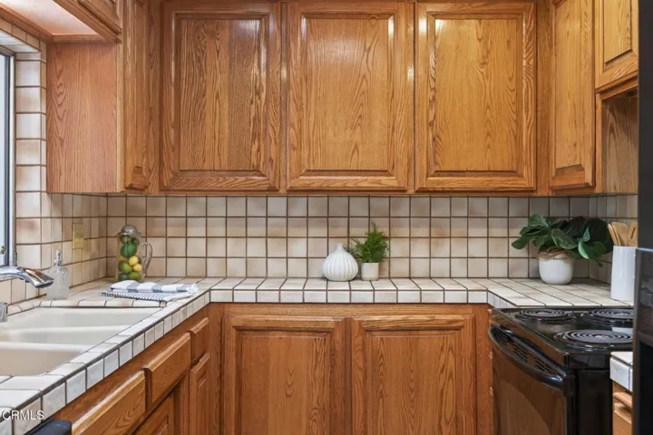 12-web-or-mls-Upmarketmedia_213Elf-045