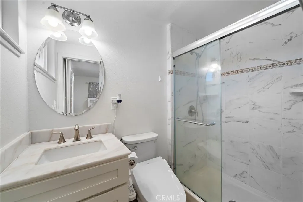 Primary Ensuite Bathroom w/ Walk In Shower