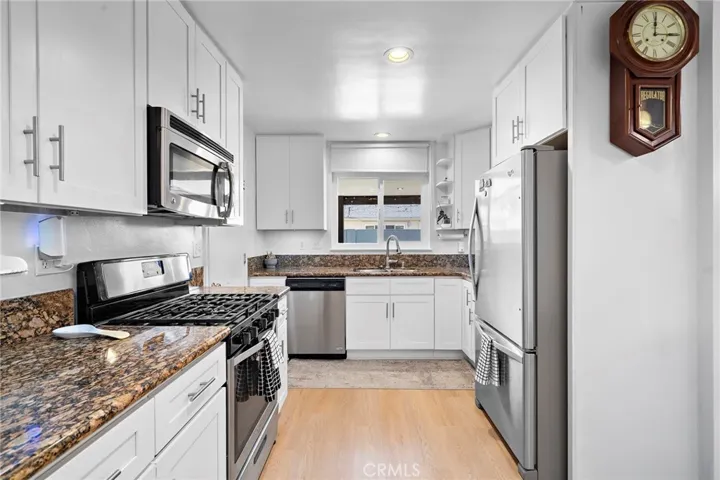 Upgraded  Kitchen w/ Granite Countertops