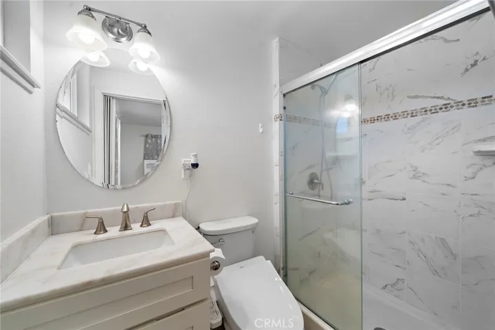 Primary Ensuite Bathroom w/ Walk In Shower