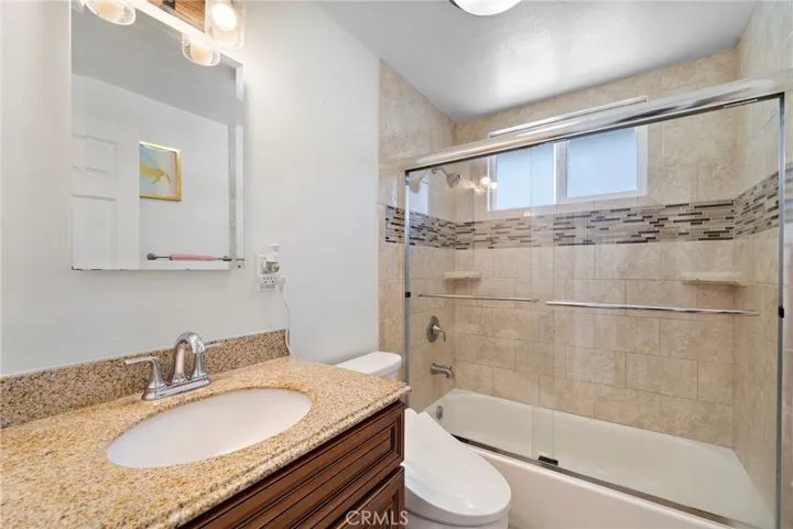 Hallway Guest Bathroom w/ Tub-Shower Combo