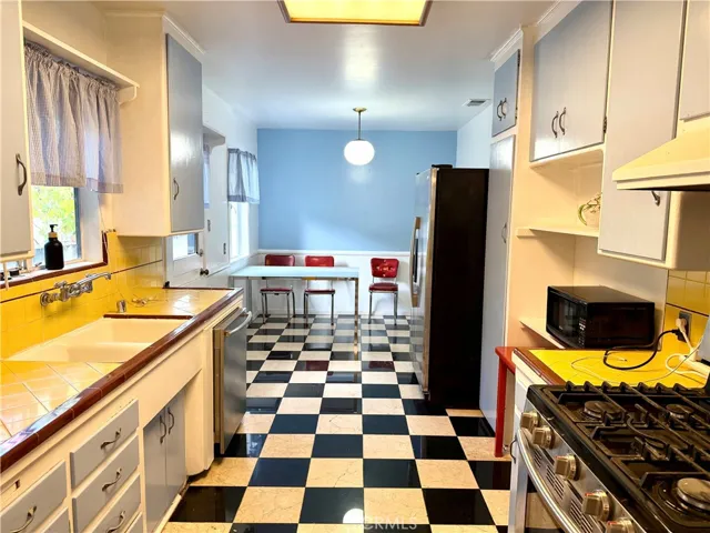 5425 Halbrent Avenue, Sherman Oaks, California 91411