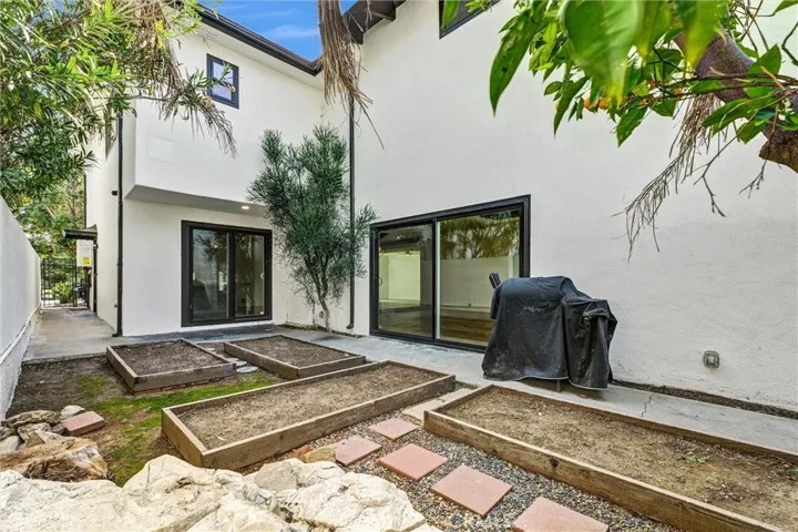 Side yard with planters