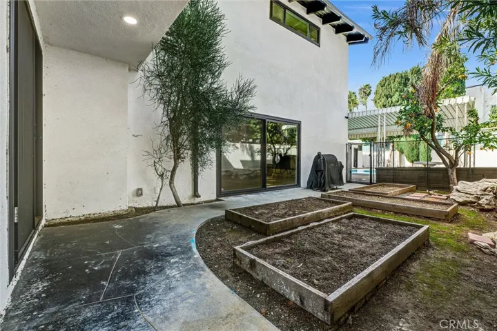 Side yard with planters