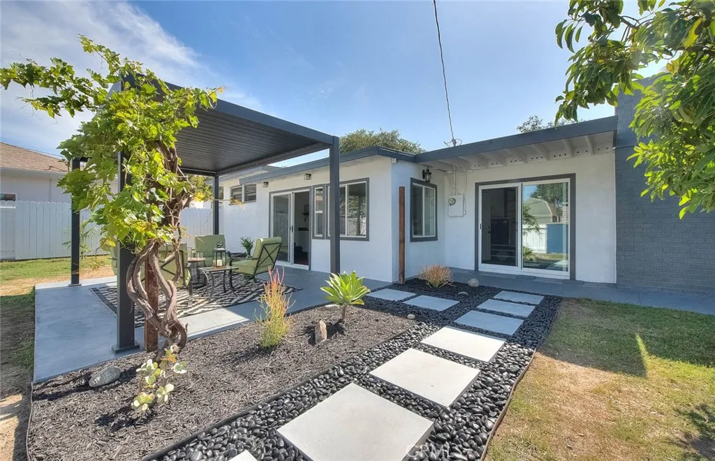 Modern walkway backyard