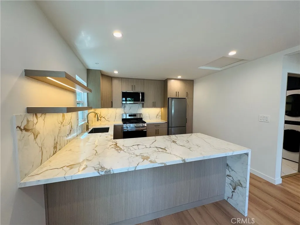 Kitchen with eat-in counter tops