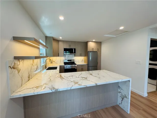 Kitchen with eat-in counter tops
