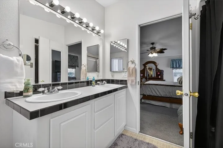 Double sinks in the primary bath