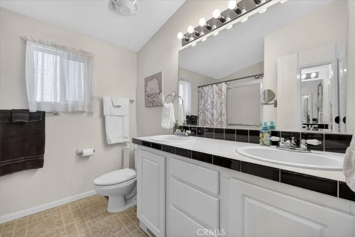 Double sinks in the primary bath