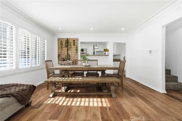 A classic dining area built for entertainment balances, refined traditional aesthetics with functional flexibility to keep guests comfortable for hours